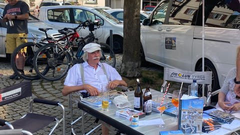 Peter Link sitzt an einem Tisch in der Altstadt von Bad Urach. Dort wurde am Sonntag seine Schäferlauf-Skulptur enthüllt.