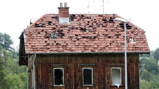 Das Dach eines Hauses in Reutlingen wird am 28.07.2013 durch Hagelkörner stark beschädigt. Ein heftiges Unwetter hat Schäden in Millionenhöhe verursacht.