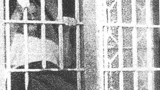 Das historische Bild zeigt, wie der ehemalige Artist Paul Falk sich durch das Loch im Gitter wand, um in die Burg Hohenzollern einzubrechen. 