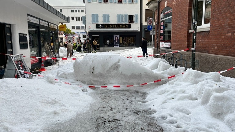 Wissen was 2023 war und bares Geld beim Quiz "SWR1 Tasse oder Kasse" gewinnen. (Foto: Ein Berg Hagelkörner - im August, mitten in der Reutlinger Innenstadt.)