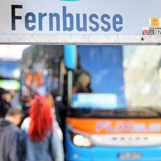 Fernreisebus mit Passagieren
