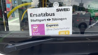 Ein Schild an einer Windschutzscheibe eines Busses. Darauf steht "Ersatzbus zwischen Tübingen und Stuttgart. Express, ohne Zwischenhalte".