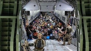 Geflüchtete sitzen in einem Airbus A400M der Bundeswehr. Die Bundeswehr hat weitere deutsche Staatsbürger und afghanische Ortskräfte aus Kabul evakuiert.