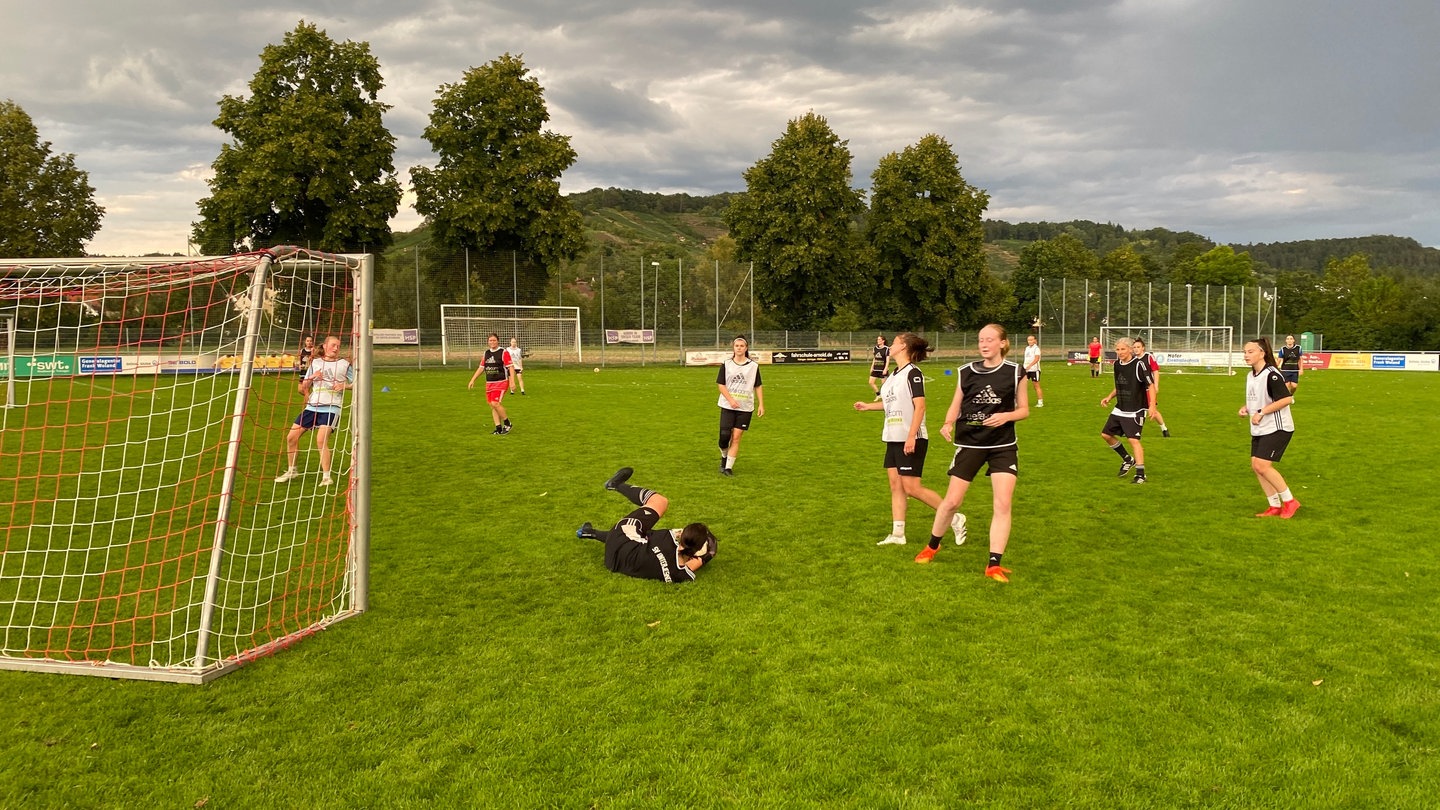 Die Fußballerinnen des SV Unterjesingen beim Training.