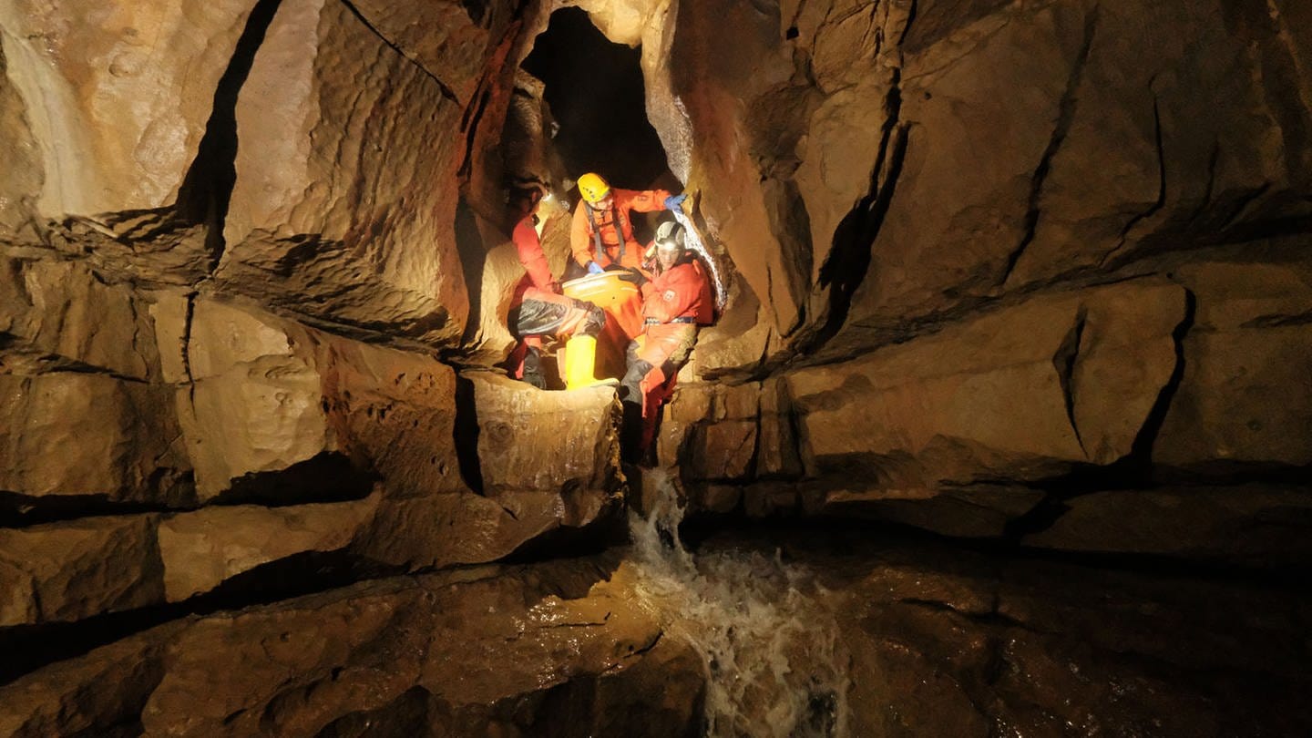 Malteser Höhlenretter bei einem Übungseinsatz in der Falkensteiner Höhle
