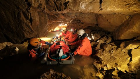 Mehrere Höhlenretter bei einem Übungseinsatz in der Falkensteiner Höhle