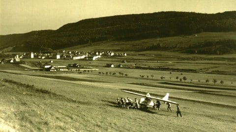 Historische Schwarz-Weiß-Aufnahmen zeigen wie vor einigen Jahrzehnten in Albstadt geflogen wurde