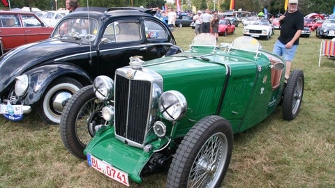 Auch Oldtimer sind auf dem Flugfeld Degerfeld zu sehen.