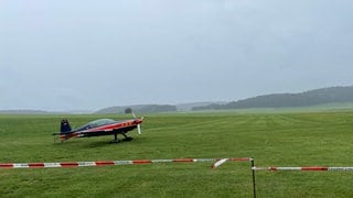 Propellermaschine beim Starten auf Alb-Wiese bei trübem Wetter