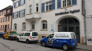 Das Gebäude des Schwäbischen Tagblatts in Tübingen. Vor dem Eingang steht ein Gahrzeug des Verlags.