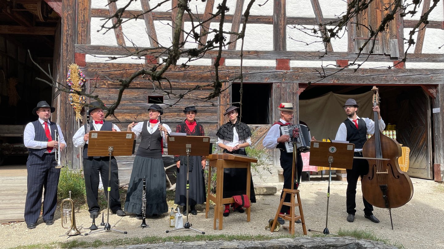 Musiker und Sänger machen Stimmung beim 25. Volksmusiktag im Freilichtmuseum Neuhausen ob Eck (Kreis Tuttlingen)