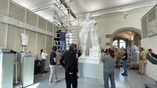 Helfer des archäologischen Instituts der Uni Tübingen bauen Herakles-Statue auf. 