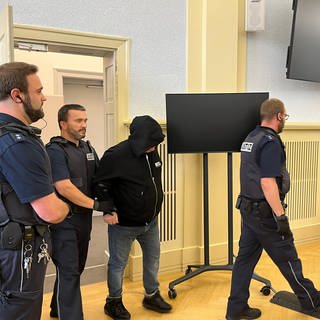 Im Prozess um einen Doppelmord in Albstadt verurteilt das Landgericht Hechingen einen 53-jährigen Mann zu lebenslanger Haft.