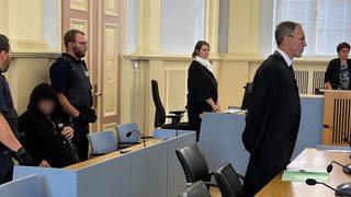 Im Prozess um einen Doppelmord in Albstadt verurteilt das Landgericht Hechingen einen 53-jährigen Mann zu lebenslabnger Haft.