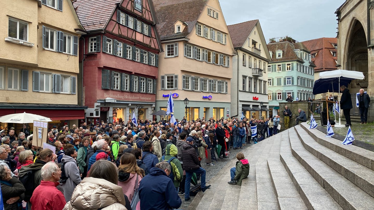 Teilnehmer einer Solidaritätskundgebung für Israel auf dem Holzmarkt in Tübingen