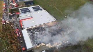 Beim Großbrand in Engstingen (Kreis Reutlingen) wurde eine Lagerhalle zerstört.