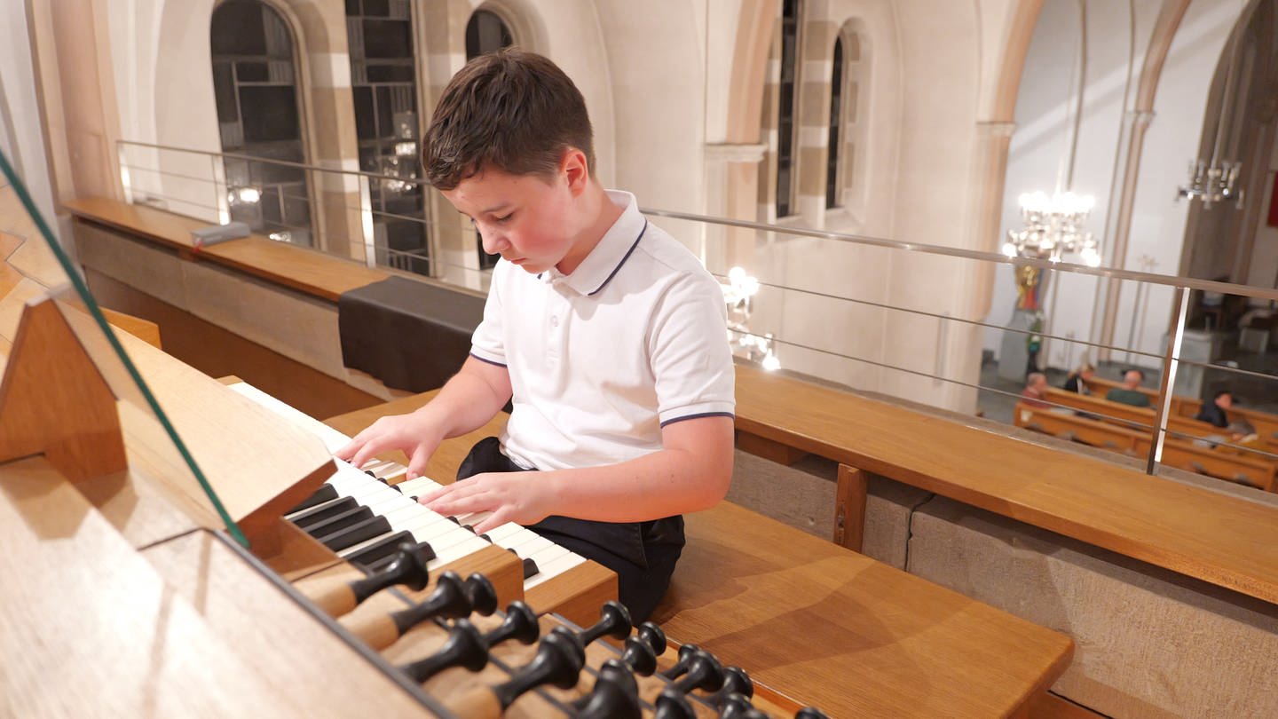 Der 10-jährige Laurens Lutz spielt leidenschaftlich gerne Orgel. Bei der Nacht der offenen Kirchen in Tübingen-Bühl trat er zum ersten Mal auf.