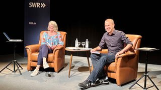 Helge Thun präsentiert im Sudhaus in Tübingen zusammen mit Sandra Müller sein Buch Radio Reime, Gedichte aus 10 Jahren aktueller "Gedichterstattung"