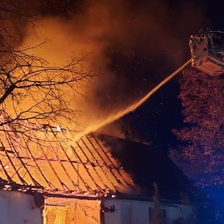 Wohnhaus und Scheune brennen lichterloh in Albstadt-Ebingen - Feuerwehr löscht Brand