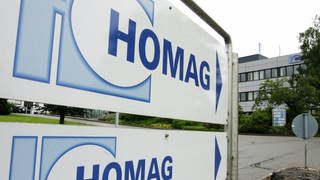 Hinweisschilder des Maschinenbauers HOMAG. Das Unternehmen aus Schopfloch will 600 Stellen streichen