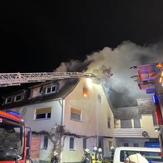 Lodernde Flammen im Obergeschoss