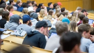 Studierende in einem Hörsaal in einer Vorlesung