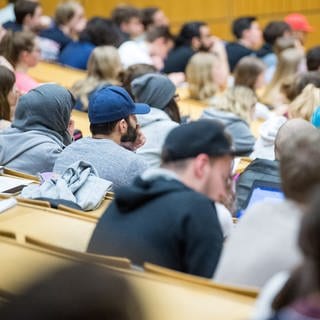 Studierende in einem Hörsaal in einer Vorlesung