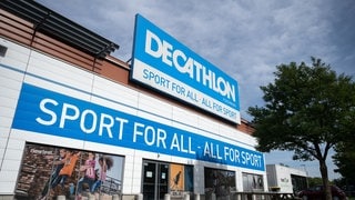 Das Logo des Sportartikelhändlers Decathlon ist an der Filiale am Standort der Deutschland-Zentrale zu sehen.