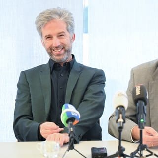 Boris Palmer (l), Oberbürgermeister von Tübingen, spricht im Landratsamt bei einer Pressekonerenz zusammen mit Thomas Hölsch, Fraktionsvorsitzender der Freien Wählervereinigung im Kreistag.