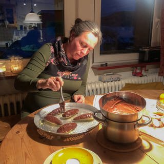 In der Familie Bausinger werden im Advent immer Tannenzapfen nach altem, überliefertem Familienrezept gebacken.