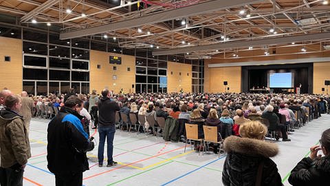 Einwohnerversammlung in Bodelshausen zu der geplanten Flüchtlingsunterkunft - rund 1.000 Bürgerinnen und Bürger kamen und stellten Landrat Walter kritische Fragen