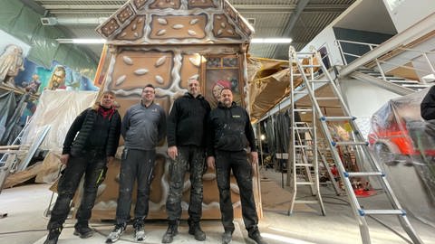 Ralf Schmied und sein Team vor dem Lebkuchenhaus