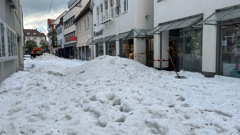 Hagelkörner nach Unwetter in der Reutlinger Innenstadt