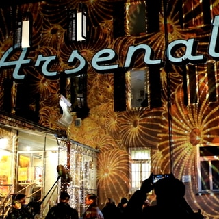 Kino Arsenal in der Tübinger Innenstadt feierlich nachts bunt angestrahlt und beleuchtet