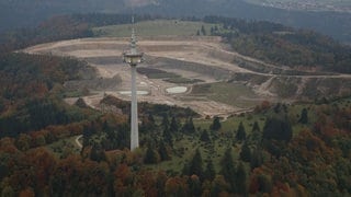 Holcim-Steinbruch mit Wasserbecken