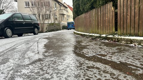 Eisglatte Straßen in Tübingen und zugefrorene Autos