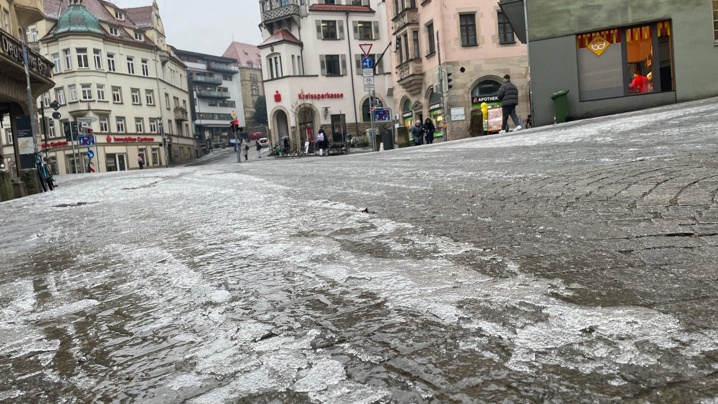 Die Seitenstraßen und Gehwege in Tübingen sind am Mittwochvormittags teils mit Eis überzogen und glatt. Es wird gestreut.