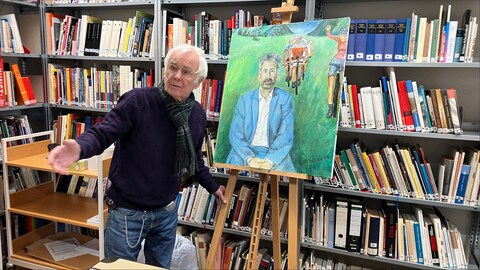 Künstler Ernst Mücke neben seinem Gemälde Portrait von Oberbürgermeister Boris Palmer