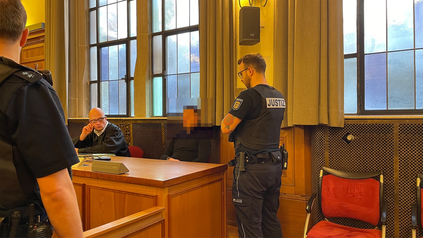 Angeklagter im Gerichtssaal im Landgericht Tübingen wegen Tötung einer jungen Mutter