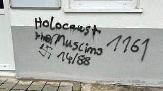 Unbekannte haben die Hauswand einer Moschee in Mössingen (Kreis Tübingen) mit Hakenkreuz und verschlüsselten Zahlencodes beschmiert.