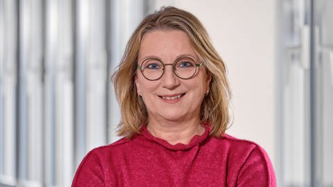 Christa Schneider ist Reporterin für Hörfunk, Online und Fernsehen beim SWR im Studio Tübingen.