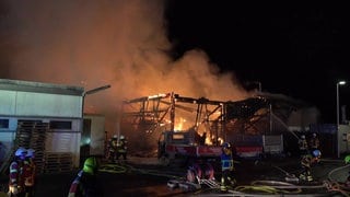 In Riederich im Kreis Reutlingen brennt eine Zimmerei. Die Feuerwehr löscht. 