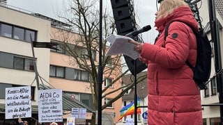 Anna Ohnweiler spricht vor einer Menschenmenge auf einer Demonstration in Nagold.