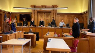 Im Schwurgerichtssaal des Tübinger Landgerichts wurde der Prozess gegen den 18-jährigen Mann eröffnet, der einen US-Amerikaner in Reutlingen mit einem Messer angegriffen und lebensgefährlich verletzt hatte.