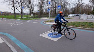 Route für Fahrradfahrer auf der Planie in Reutlingen wird für mehr Klimaschutz in der Stadt ausgebaut. Straßenmarkierungen zeigen den Weg.