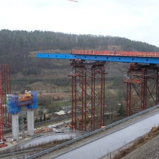 Man kann sich die Hochbrücke Horb über dem Neckartal schon vorstellen. Ende 2026 soll sie fertig sein.