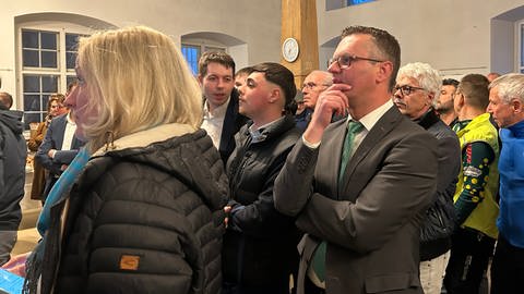 Gespannt bis angespannt verfolgte Amtsinhaber Stephan Neher (CDU) im Foyer des Rottenburger Rathauses die eintrudelnden Wahlergebnisse aus den einzelnen Wahlbezirken.