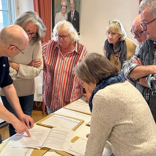 Der Gemeindewahlausschuss versammelt sich und diskutiert über ungültige Stimmzettel der OB-Wahl in Rottenburg beginnen. 
