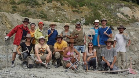 Ein Gruppenfoto der Bürgergrabung in der "Hammerschmiede". Man sieht verschiedene Menschen mit Schaufeln und co. in der Hand. Bei der Grabung in der "Hammerschmiede" durften auch circa 150 Bürger teilnehmen.