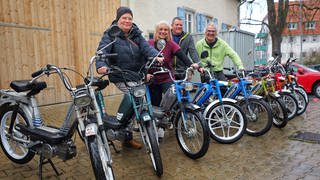 Das Team des Mofa-Verleihs "Rad-der Zeit" in Münsingen-Auingen vor seiner Mofa-Flotte.